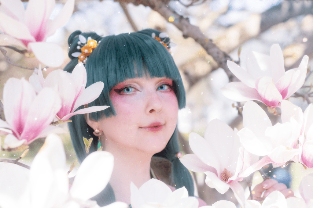Maomao Cosplay aus die Tagebücher der Apothekerin inmitten von Magnolien